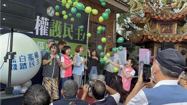 台中市議員陳俞融舉辦「反濫權護民主」說明會，會中以巨型氣球巧思象徵藍白謊言被戳破。（馮惠宜攝）