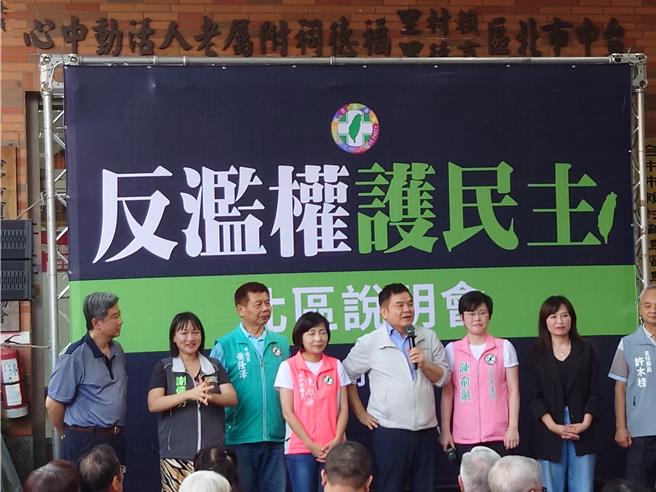 台中市議員陳俞融舉辦「反濫權護民主」說明會，多位政壇人士及超過5百位鄉親到場熱情參與，支持釋憲。（馮惠宜攝）