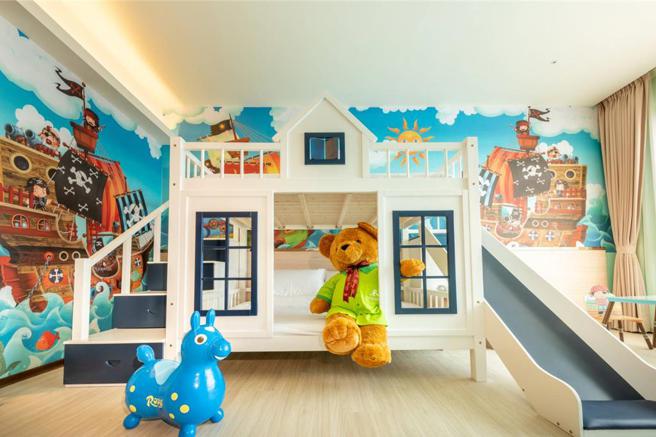 禾风新栈度假饭店拥有14间亲子客房，每房都有溜滑梯、儿童桌椅及不同的缤纷彩绘风格，就算不出房门也能让小孩放电。图／业者提供