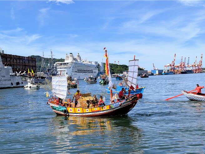 和平岛社灵庙14日举行和平岛王爷海上游江，下午船队开进基隆港内港，并在内港绕行三圈。（张志康摄）