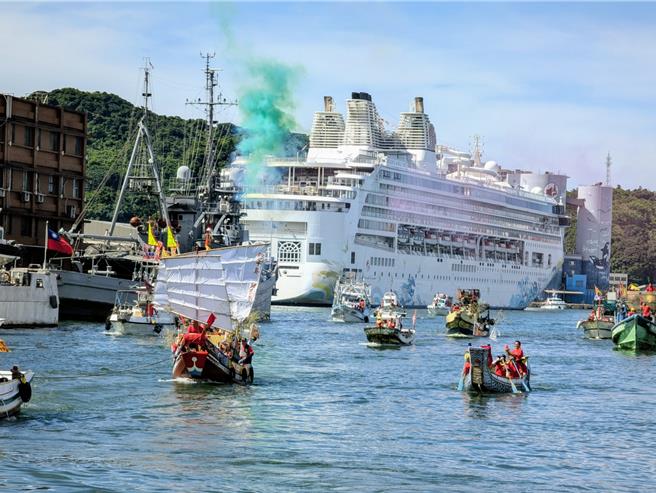 和平岛社灵庙14日举行和平岛王爷海上游江，下午船队开进基隆港内港，并在内港绕行三圈。（张志康摄）