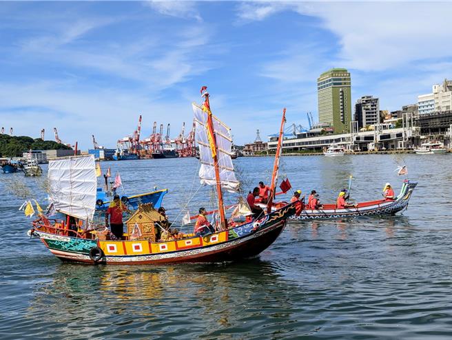 和平岛社灵庙14日举行和平岛王爷海上游江，下午船队开进基隆港内港，并在内港绕行三圈。（张志康摄）