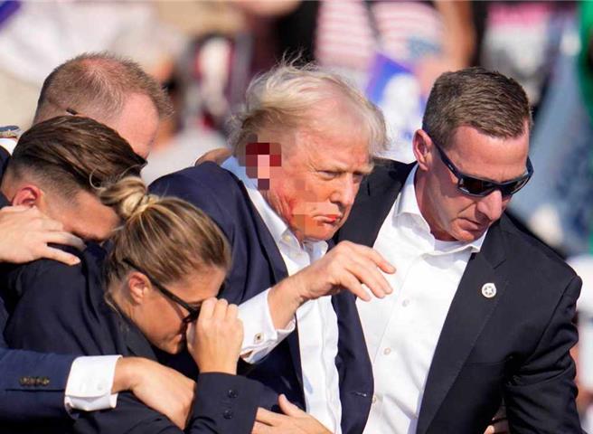 美國前總統川普在當地時間13日傍晚，在競選集會遭到槍擊。（美聯社）