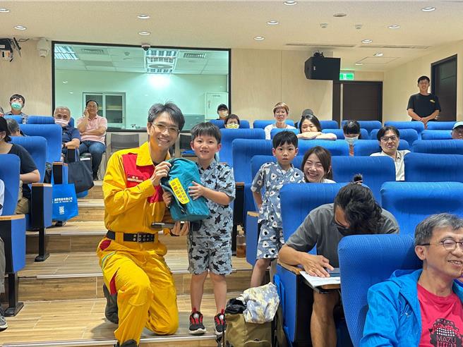 医狗同心，搜救同行，桃园市特别举办领犬员与兽医师的研习训练。(消防提供／蔡依珍桃园传真)