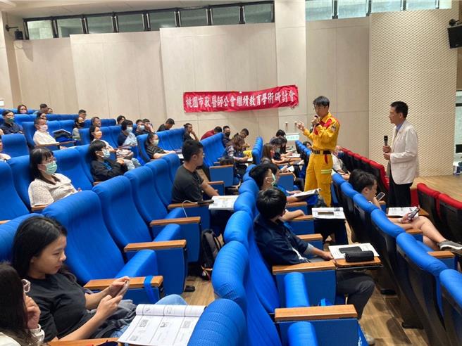 医狗同心，搜救同行，桃园市特别举办领犬员与兽医师的研习训练。(消防提供／蔡依珍桃园传真)