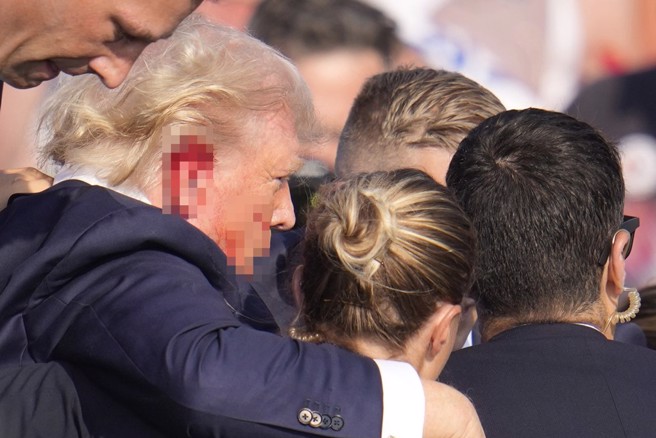 川普在造势时遭枪击，震撼全球。（美联社）