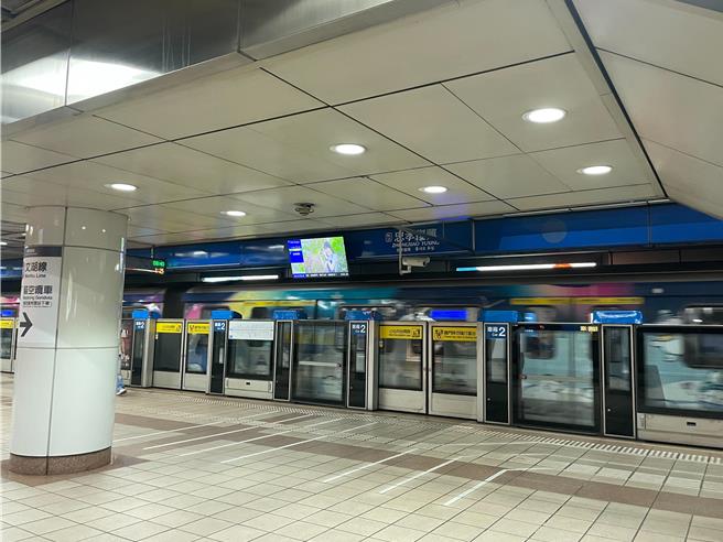 台北捷运员工4日在捷运南势角车班休息室的沙发旁地板内拾获零钱包，竟发现其中包含疑似有不足1公克的大麻草、摇头丸2颗及玻璃球（吸食器）1颗，图为示意画面。（刘彦宜摄）