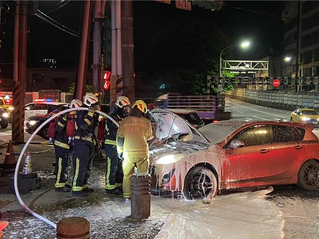基隆市14日凌晨發生自小客自撞事件，經深入追查發現駕駛人涉嫌毒駕，警方詢後將全案移送基隆地檢署偵辦。（翻攝照片／張志康基隆傳真）