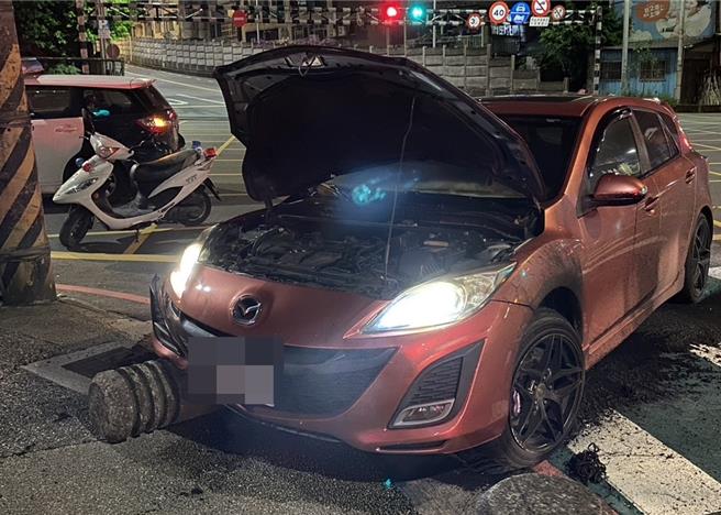 基隆市14日凌晨發生自小客自撞事件，經深入追查發現駕駛人涉嫌毒駕，警方詢後將全案移送基隆地檢署偵辦。（翻攝照片／張志康基隆傳真）