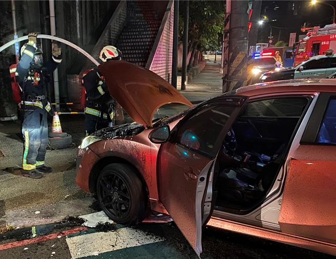 基隆市14日凌晨發生自小客自撞事件，經深入追查發現駕駛人涉嫌毒駕，警方詢後將全案移送基隆地檢署偵辦。（翻攝照片／張志康基隆傳真）