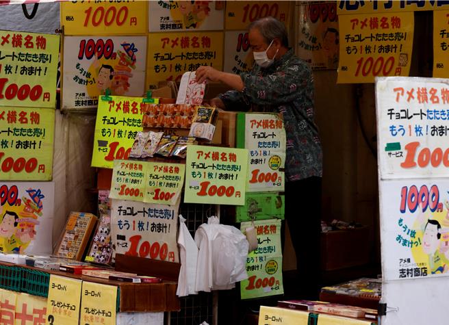 東京上野阿美橫町販賣巧克力的零售業者，攝於2022年（圖／路透社）