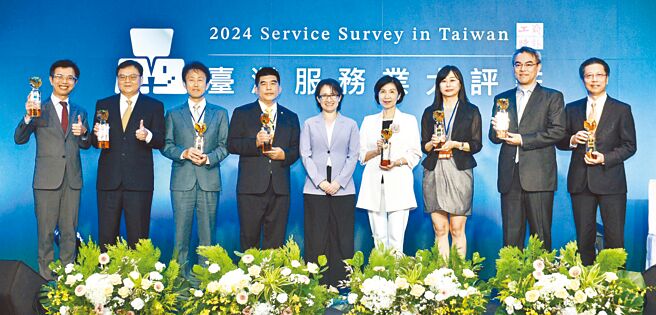 《2024臺湾服务业大评鑑》颁奖典礼，副总统萧美琴（中）受邀颁奖。图／本报资料照片