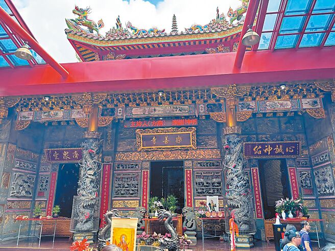 工五工业区扩大方案乐善寺是大地主，有40公顷的地上墓，希望先人安息，不愿配合市府都市计画开发。（姜霏摄）