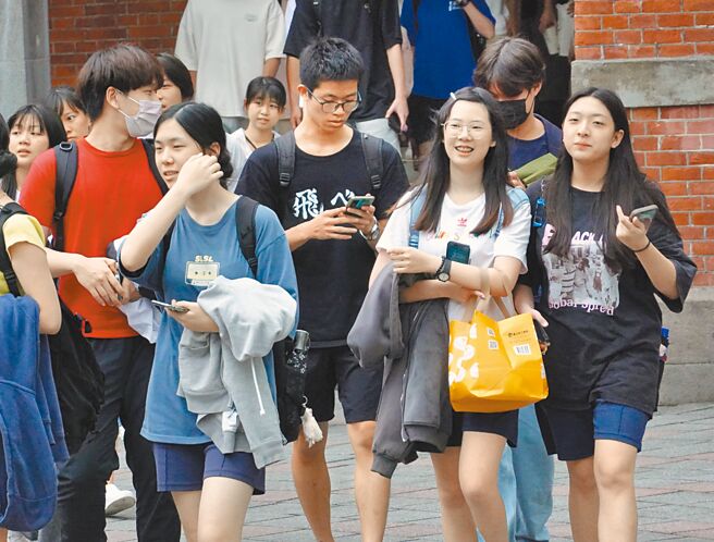 大學分科測驗結束兩天的考試，考生與陪考者臉上帶著笑容，踩著輕鬆的腳步離開考場。（姚志平攝）