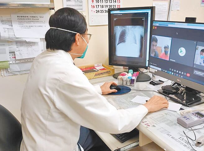 健保署將台東鹿野、嘉義大埔等69鄉鎮和54個矯正機關納入遠距醫療給付。圖為花蓮縣秀林鄉衛生所採用遠距醫療看診。（花蓮縣衛生局提供）
