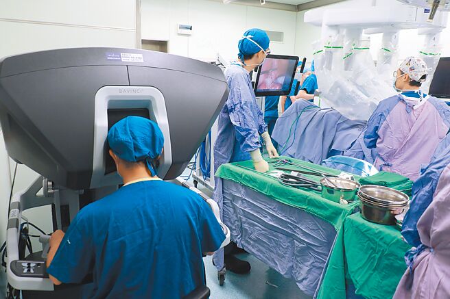 圖為醫師操作達文西機械手臂，為病人進行攝護腺切除手術。（台中慈濟醫院提供）