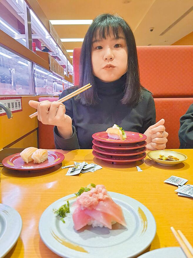 醫師表示，人們經常在高強度腦力活動後感到飢餓，包括學習、處理工作案件、考試、競賽等。圖為民眾在工作完後，猛吃壽司紓壓。（讀者提供／林周義台北傳真）