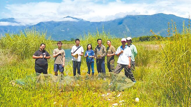 台东县青银共创协会理事长林耿弘（左一）带领社区民眾巡护溼地调查生态。（林保署提供／蔡旻妤台东传真）