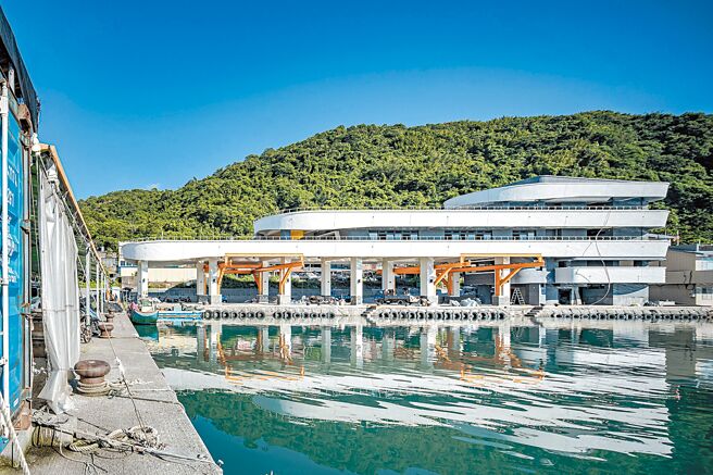 宜兰县头城镇梗枋渔港内的卸鱼场经过重建13日开幕启用。（宜兰县政府提供／李忠一宜兰传真）