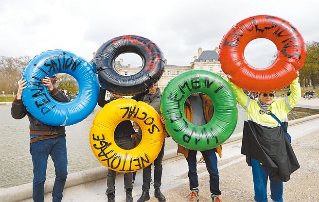 法国工会不排除在奥运期间发动罢工。图为反奥运抗议者3月在巴黎抗议。（路透）