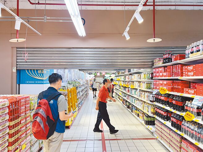 新北市工務局完成全市57家900坪以上的大型百貨商場、賣場稽查，而為保障消費者安全，大賣場鐵捲門是否正常使用，是公共安全稽查的重點項目之一。（新北市工務局提供／陳慰慈新北傳真）