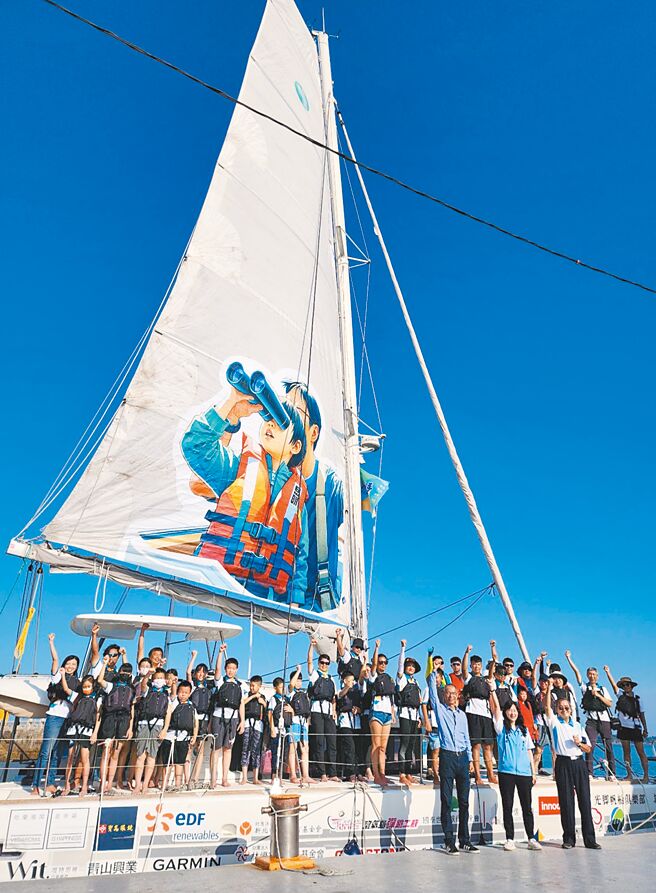 岳明國中小「光腳號」、「阿莫號」帆船跳島接力13日航抵金門，與古寧國小、安瀾國小3校近40名師生環航大、小金門海域向大海致敬。（民眾提供／于家麒金門傳真）