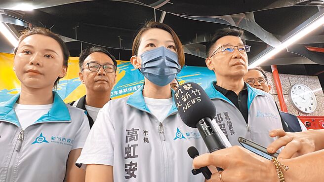 针对新竹市警局多位官警疑涉不当销白单案件，新竹市长高虹安（中）13日表示，目前警力应可维持正常，已要求市警局检讨并提出改善作为，避免再有类似情况发生。（王惠慧摄）