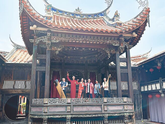 2024台中国际糕丰会系列活动，13日前进雾峰林家宫保第园区举办「糕丰盛事」午茶会，邀请台北曲艺团在古色古香的大花厅演出。（冯惠宜摄）