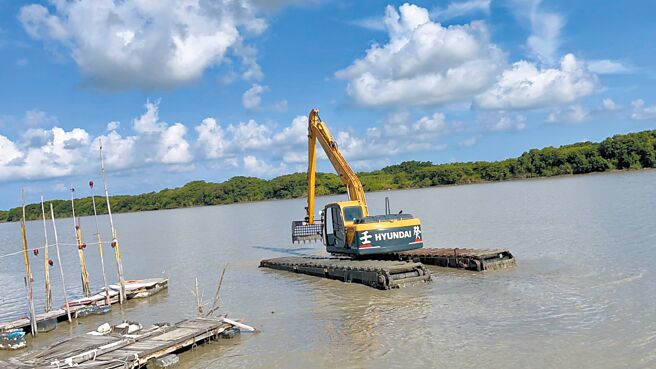 台南学甲88枪击案相关犯嫌已被起诉、判刑，但作案枪枝仍未起获，事发至今1年多，专案小组锲而不舍，13日顶着高温出动挖土机在曾文溪找寻。（读者提供／张毓翎台南传真）