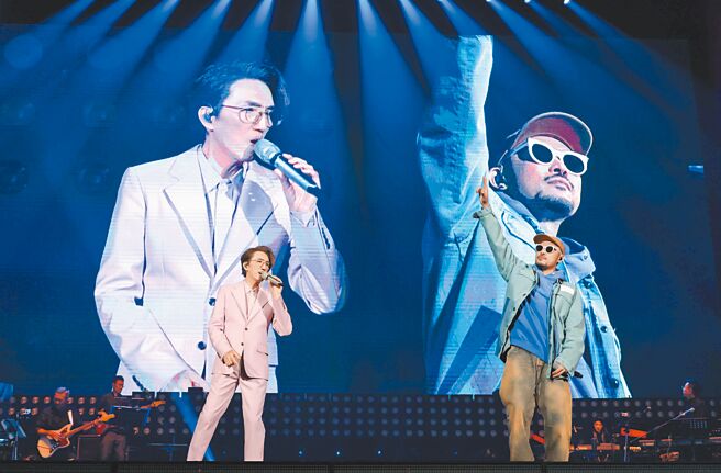 林志炫（左）13日在台北小巨蛋開唱，邀來熱狗助陣對唱。（寬宏藝術提供）