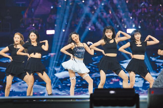 宣美（中）13日表演多首代表作，让现场气氛嗨翻。（JULIUS、TOBESOFT提供）