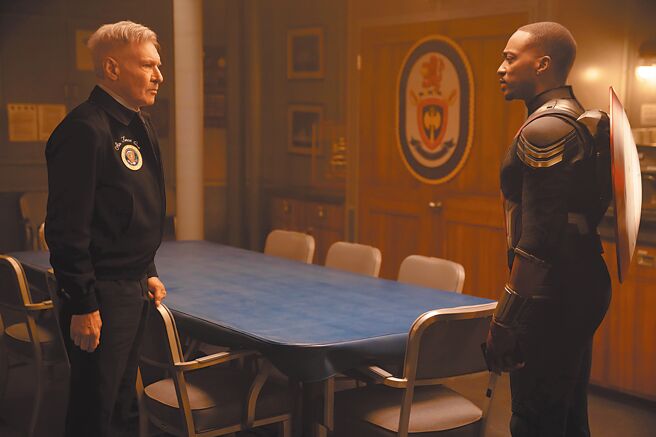 哈里遜福特（左）接棒演出總統「羅斯」，在《美國隊長：無畏新世界》和「美國隊長」安東尼麥基針鋒相對。（迪士尼提供）