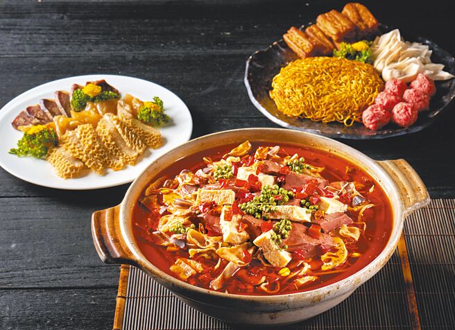 饕客可在六福萬怡的粵亮餐廳吃到極牛三寶血旺麻辣鍋宴。（六福旅遊集團提供）