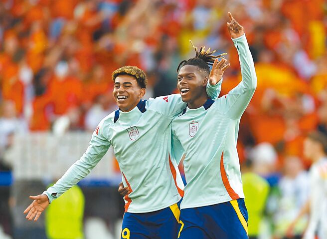 西班牙新星拉明亚玛（左）与尼柯威廉斯的两翼攻势，在本届欧国杯摧毁各国边路防线。（路透）