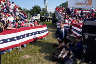 川普遇刺》50歲義消「肉身擋彈」護妻女 頭部中彈身亡