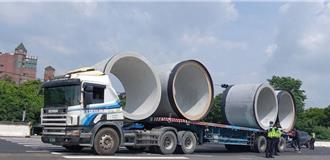 高雄拖板車載運水泥管突鬆脫　卡車頭駕駛險遭輾