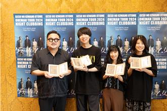 日团极品下流少女首在台唱　女乐手路边跟陌生男玩「空气打鼓」