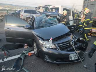 詭異巧合？昨才爆死亡車禍 國3和美段5車撞成廢鐵 釀2死5傷