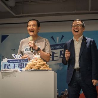 馬英九74歲生日 羅智強獻車輪餅蛋糕：全是「最愛口味」