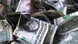 波動風險升 股債平衡配置