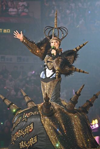 鄭秀文開唱造型百變 金鑽裙閃爆舞台