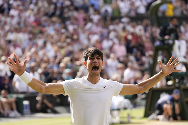 获胜当下阿卡瑞兹兴奋大叫。（美联社）