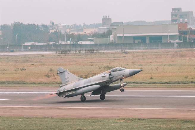 第41作戰隊主力戰機幻象戰機具備高空攔截、短場起降特性，能快速爬升至中、高空域對目標實施攔截，完備空軍作戰能量。