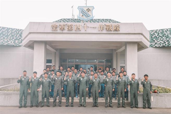第41作戰隊空地勤官兵高度團隊合作默契，守護國家安全不遺餘力。