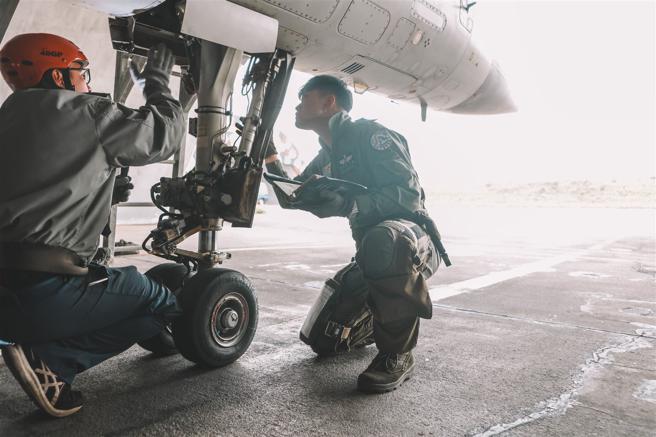 飛行官與機工長實施飛機360度檢查，確保飛行安全。