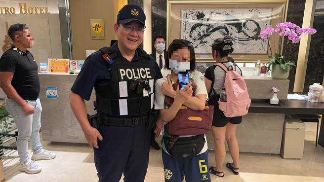 來自香港的張姓女遊客不慎遺失手機，所幸遇到熱心民眾與暖警速迅尋回。（翻攝畫面）