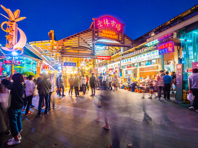 士林夜市發現垃圾桶旁多了稻草人。（示意圖，shutterstock／達志）