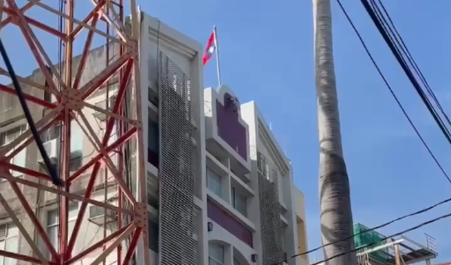 高雄右昌派出所国旗清晨竟「倒挂」，民眾路过议论纷纷。(民眾提供)