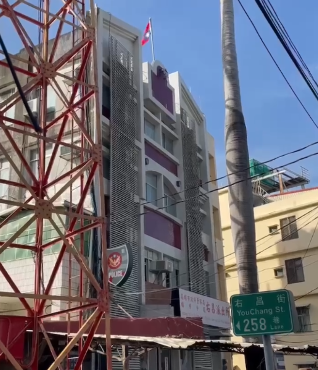 高雄右昌派出所国旗清晨竟「倒挂」，民眾路过议论纷纷。(民眾提供)