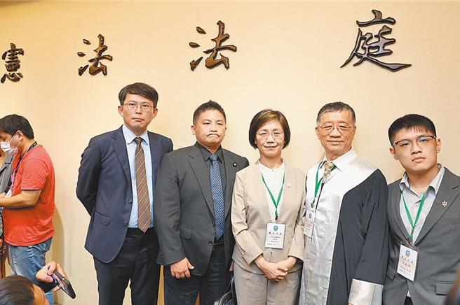 宪法法庭10日针对声请暂时处分国会改革法案等4案进行公开准备程序，图为出席的民眾党立委黄国昌（左起）、国民党立委吴宗宪、翁晓玲、律师林石猛、律师陈东晟等。（报系资料照片，杜宜谙摄）